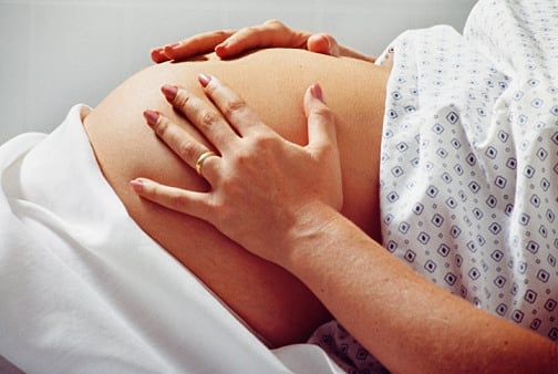 אישה בהיריון בבית החולים