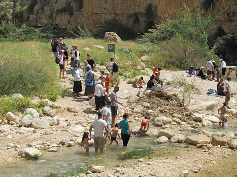 מטיילים בעין פרת בחול המועד פסח