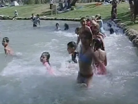ילדים מתרחצים בפארק אשכול