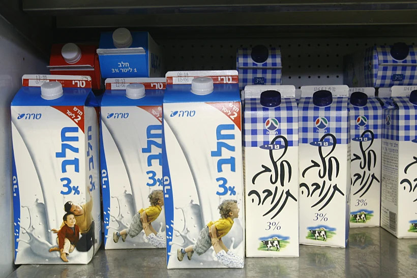 מקרר מוצרי חלב בשופרסל דיל ברמת גן:חלב בקרטון תנובה, חלב בקרטון 3%, חלב בקטון טרה,