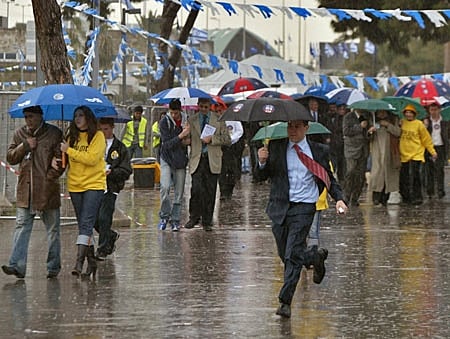 אנשים בגשם עם מטריות
