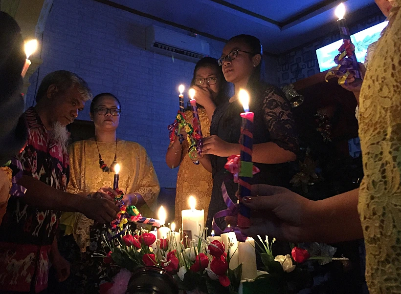 ניצולי הצונאמי באינדונזיה מציינים את חג המולד