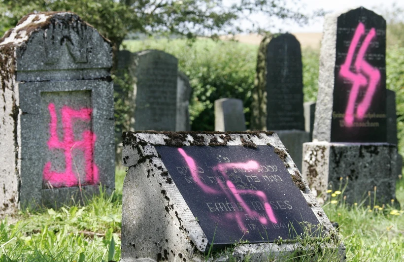צלבי קרס מרוססים על קברים בבית קברות יהודי בגרמניה, ארכיון