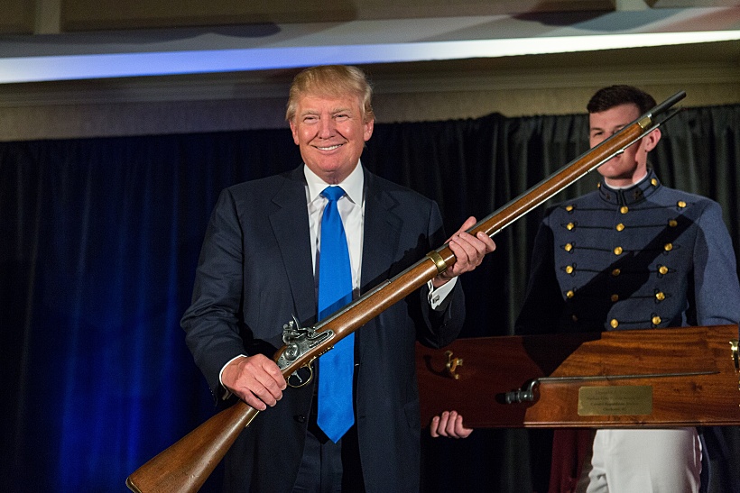 נשיא ארצות הברית, דונלד טראמפ, בביקור במכללה צבאית, מחזיק נשק