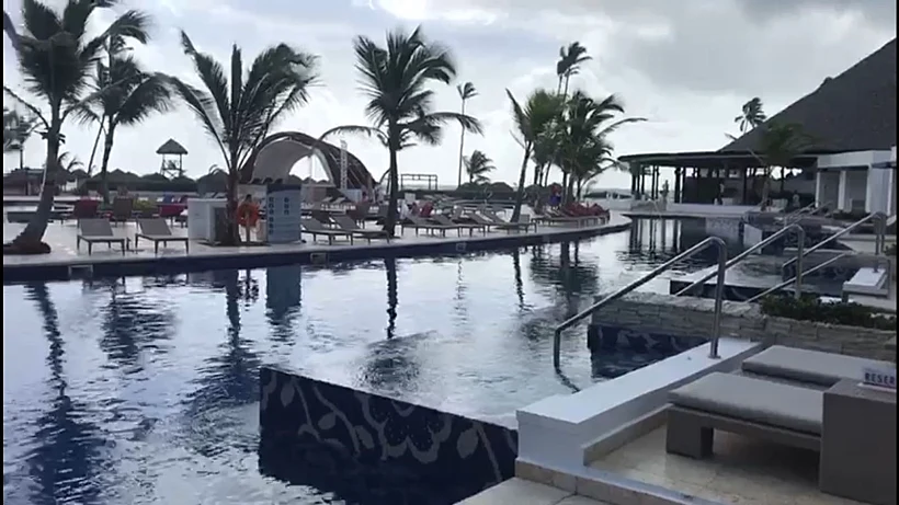 מלון שנמצא באיים הקריביים ומתמגן לקראת הגעת ההוריקן 