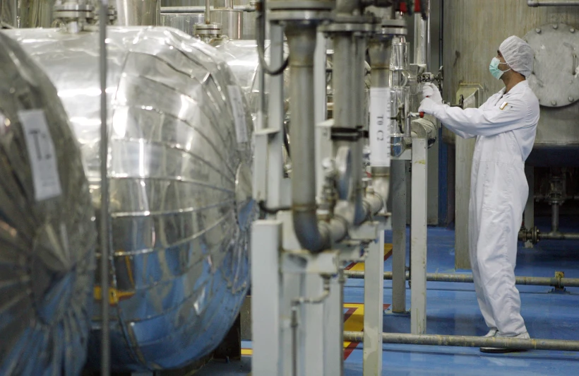 טכנאי בודק שסתומים במתקן אורניום בכור הגרעיני באיספהאן