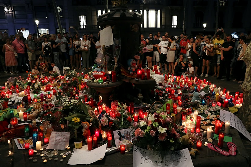 תיירים מתאחדים בברצלונה לאחר הפיגוע הרצחני בעיר