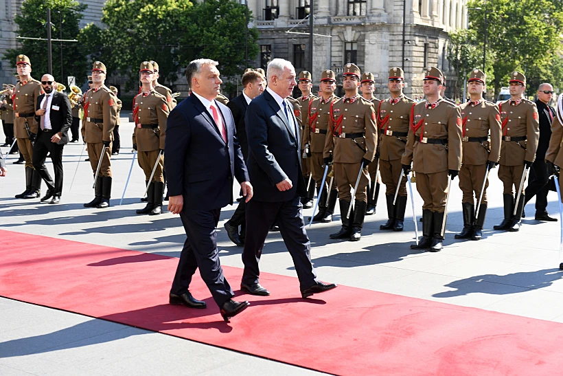 ראש הממשלה בנימין נתניהו ורעייתו בטקס קבלת פנים רשמית בפרלמנט ההונגרי