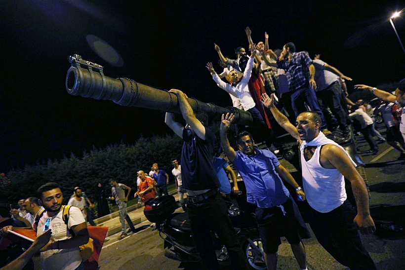 אזרחים טורקים משתלטים על טנק בעת נסיון ההפיכה