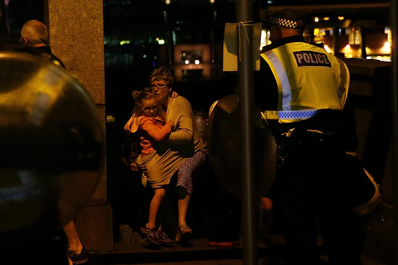 שוטרים ואזרחים באזור גשר לונדון לאחר הפיגוע