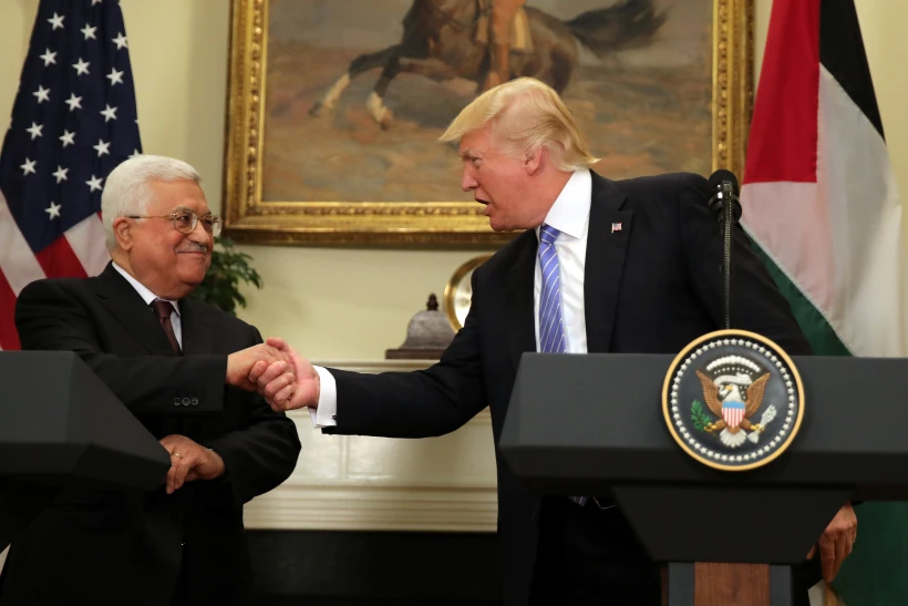 נשיא ארה"ב לשעבר דונלד טראמפ ויו"ר הרשות הפלסטינית אבו מאזן בפגישתם בוושינגטון