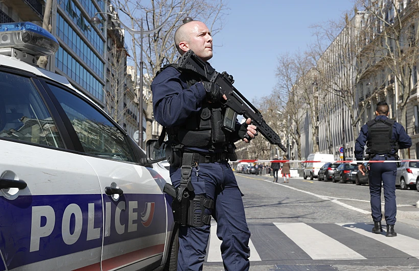 שוטרים פרוסים בפריז לאחר הירי על בניין קרן המטבע הבינלאומית