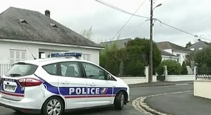 ניידת משטרה מחוץ לביתם של משפחת טרודק מנאנט שבצרפת, שנעלמו מביתם ללא שום סימנים אחריהם