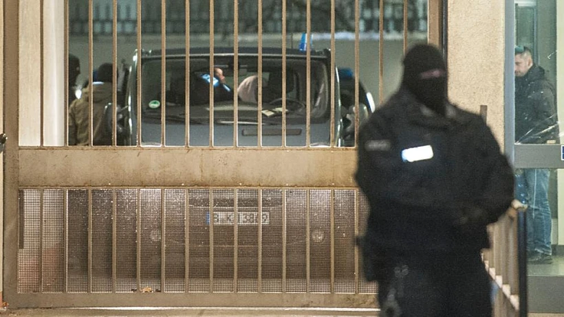 החשוד בפיגוע בברלין, יושב בניידת משטרה כשראשו מכוסה