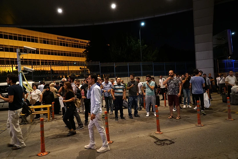 תיירים ונוסעים בשדה התעופה אתאטורק באיסטנבול, לאחר הפיגוע