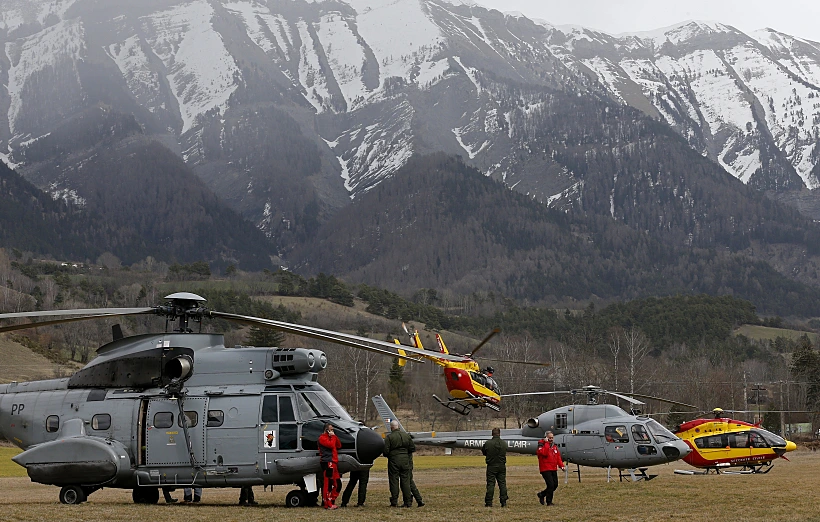 כוחות הצלה צרפתיים מתכוננים לצאת למקום התרסקות המטוס בהרי האלפים