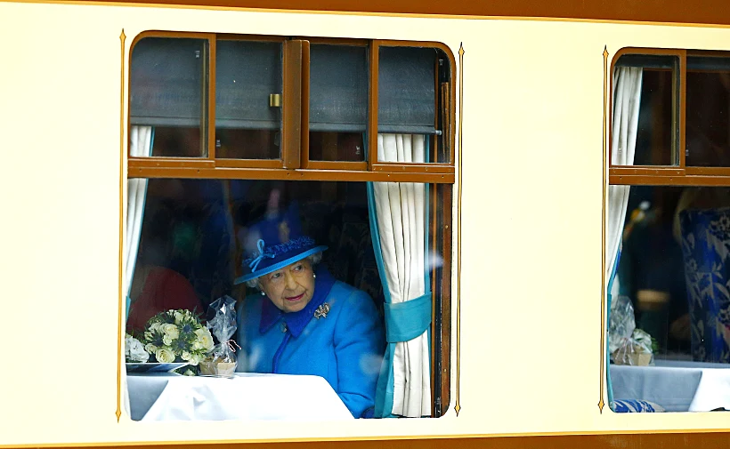 מלכת אנגליה בחניכת קו רכבת בסקוטלנד