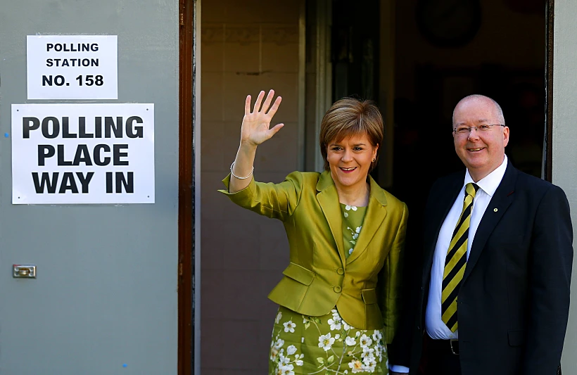 מנהיגת המפלגה הסקוטית הלאומית, ניקולה סטורגן, מצביעה בבחירות בבריטניה