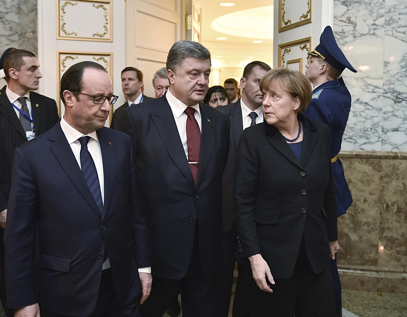 נשיא אוקראינה פורושנקו עם קנצלרית גרמניה מרקל ונשיא צרפת הולנד בשיחות עם רוסיה במינסק