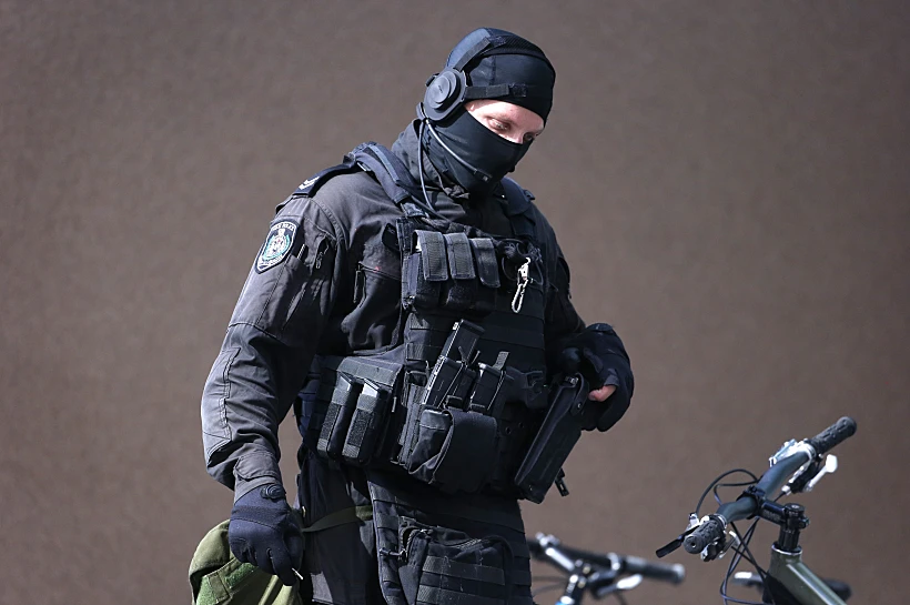 שוטר ליד בית הקפה בסידני בו הוחזקו עשרות כבני ערובה