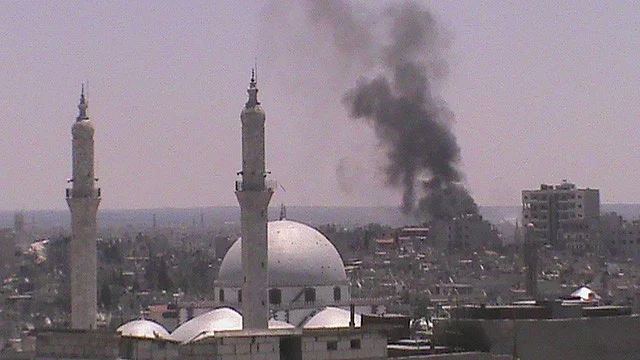 עשן עולה מהעיר חומס שבסוריה