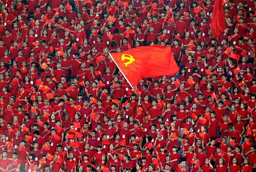 ילדים סינים מניפים את דגל המפלגה הקומוניסטית