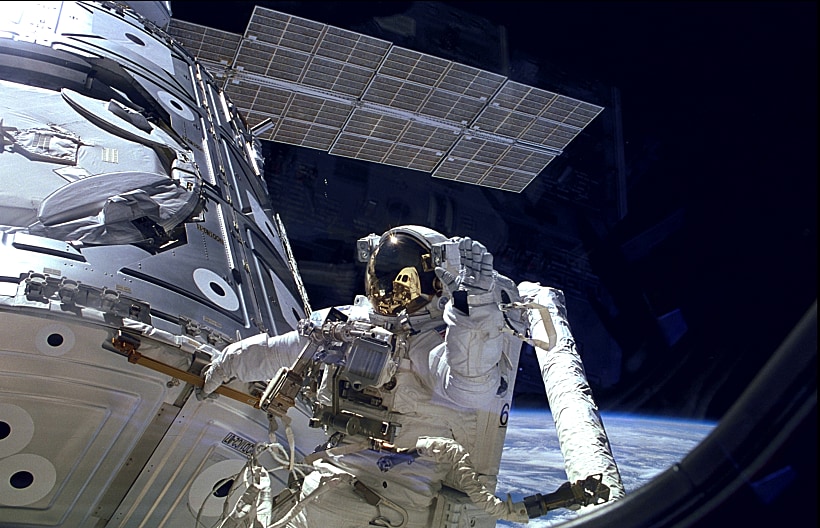 אסטרונאוט מטפל בתקלה בתחנת חלל