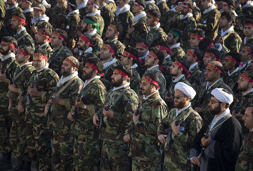 חיילי הבאסיג', זרוע של משמרות המהפכה האסלאמית, במצעד צבאי בטהרן