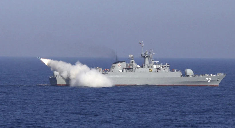 ספינה איראנית יורה