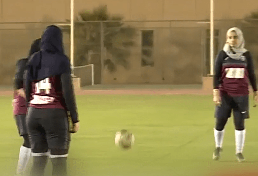 נשים מתאמנות בכדורגל בסעודיה