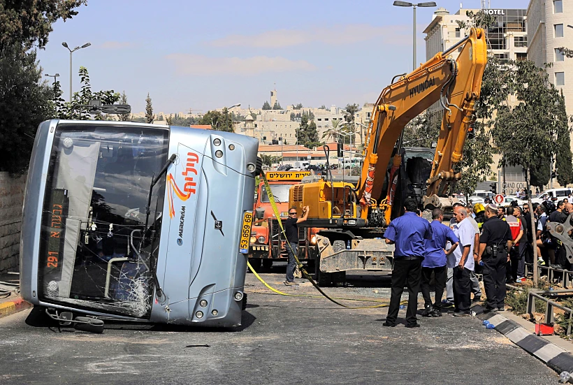 האוטובוס שהתהפך לאחר שטרקטור התנגש בו בפיגוע במרכז ירושלים