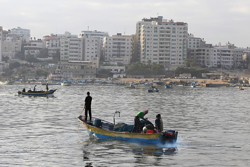 דייגים פלסטינים מול חופי רצועת עזה לאחר ''צוק איתן''
