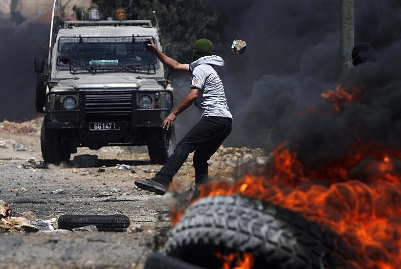 פלסטיני מיידה אבן לעבר כוח צה''ל בכפר קדום
