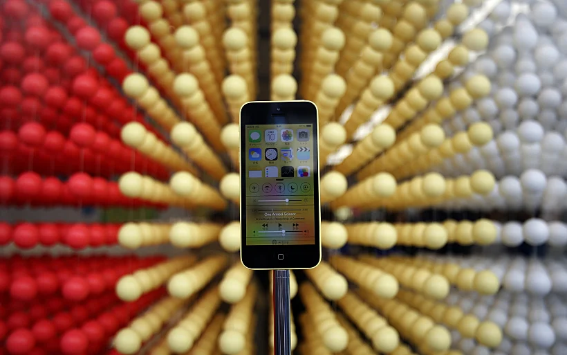 אייפון 5C מוצג בחנות אפל בטוקיו