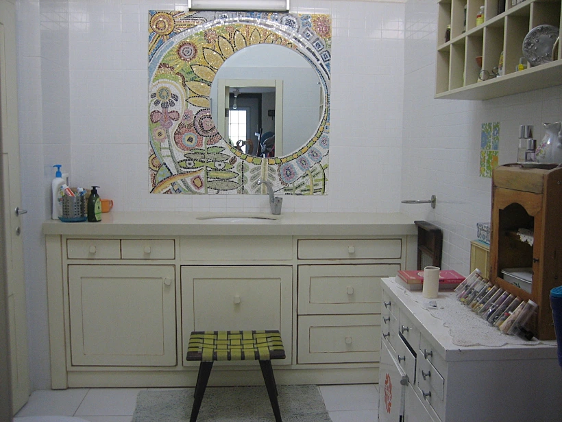 חדר האמבטיה של בית הויטרינות והאוספים של האומנית סנדרה גל
