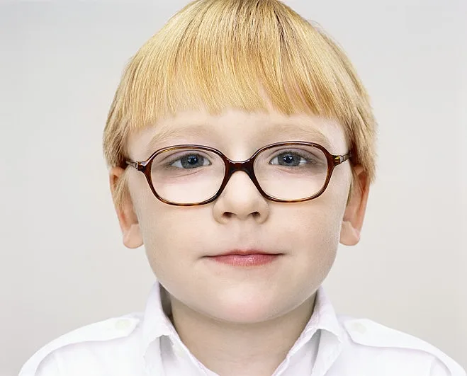 ילד עם משקפיים
