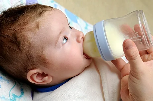 תינוק עם בקבוק