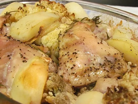 עוף בתנור עם תפוחי אדמה וכרוביות