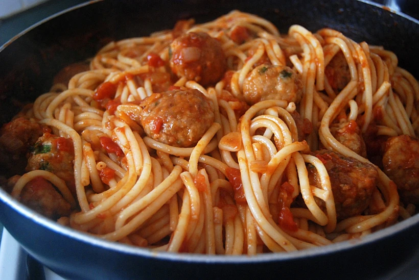 ספגטי עם כדורי בשר ברוטב עגבניות