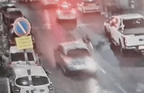 שוטר נתלה על רכב בתל אביב