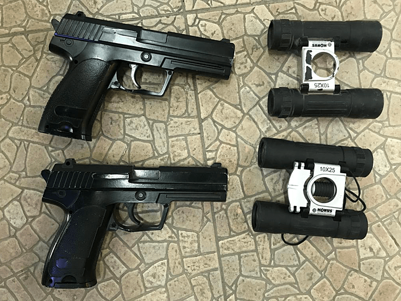 משקפות ואקדחים שנמצאו בביתו של החשוד