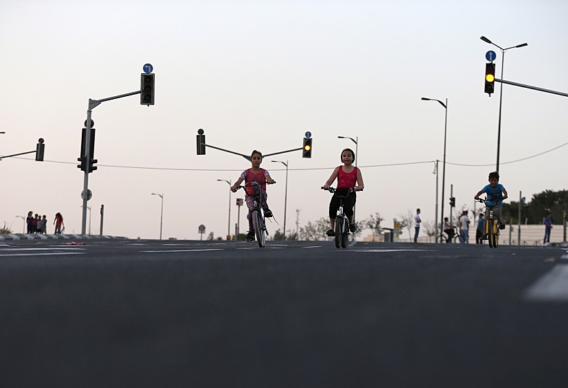 ילדים רוכבים על אופניים ביום כיפור