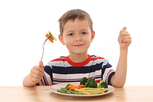 ילד אוכל אפונה