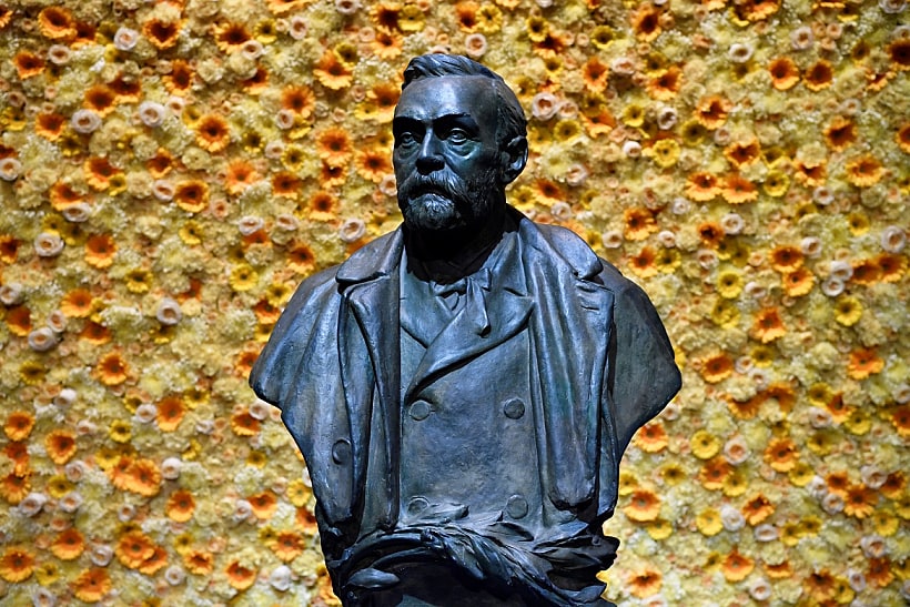 פסל של מייסד טקס פרסי הנובל