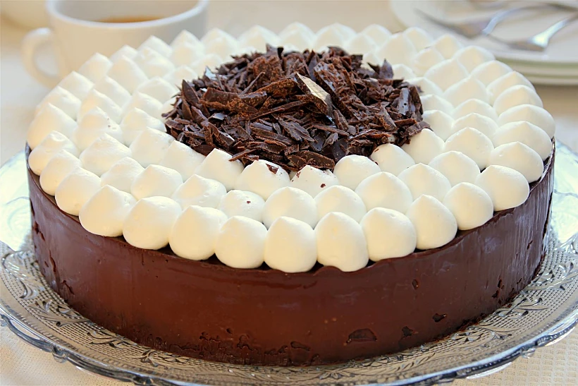עוגת שוקולד עם קצפת