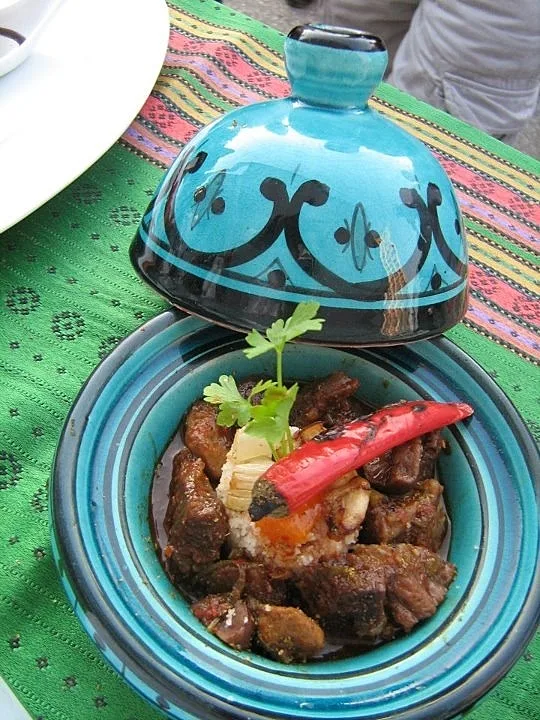 תבשיל של לחי עגל במדורה עם ירקות חורף , ערמונים וכמהין מרוקאי מוגש עם קוסקוס