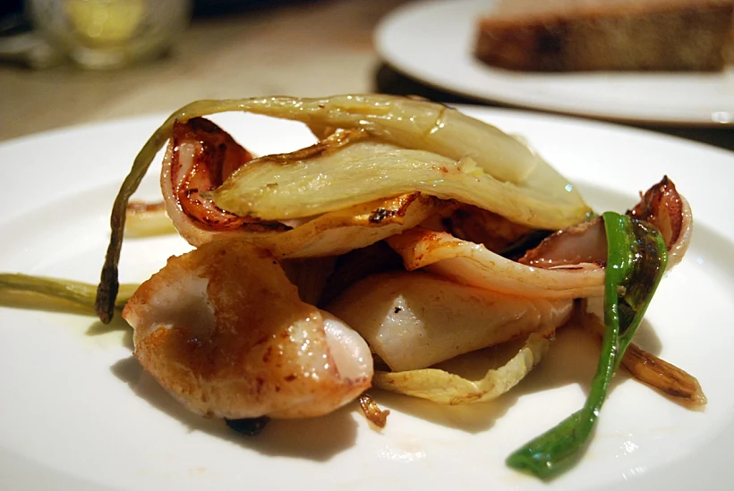 קלמארי עם שומר צרוב ומקורמל בתנור במסעדת יפו תל אביב