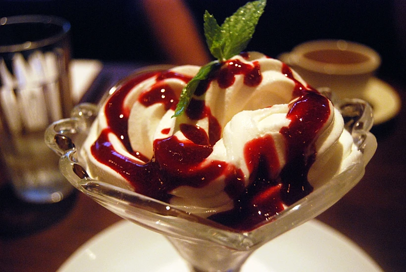 גלידה אמריקאית עם פירות יער - מסעדת דיקסי - ראשון לציון