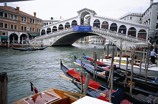 גונדולות חונות על רקע נוף של ונציה