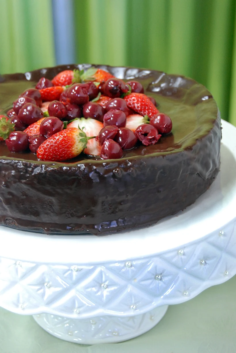 עוגת שוקולד עם תותים ודובדבנים